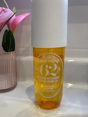 Brazilian Crush Cheirosa 62 Mist - Fräsch body mist med pistage och saltad karamell. Perfekt för dig som vill ha en söt och unik doft. Lätt att ta med i väskan och använda när som helst.