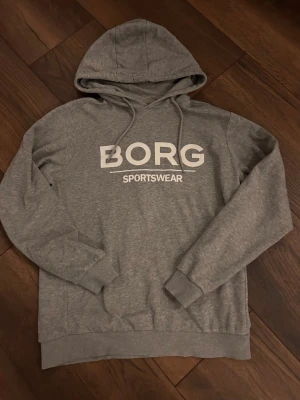 Grå Björn Borg hoodie - Grå hoodie från Björn Borg, sitter perfekt till dig som har storlek M 