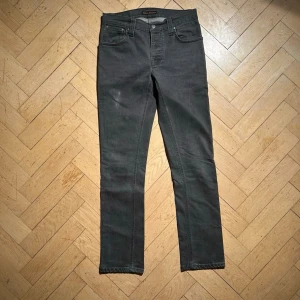 Nudie Grim Tim jeans - Nudie Grim Tim jeans storlek 30/32 Vid köp av fler produkter erbjuds bättre pris. Skriv vid ytterligare frågor eller funderingar🤝 Mått: Längd 101 cm. Midja 36 cm.