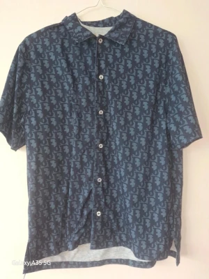 Kortärmad skjorta, L - Använd sparsamt! Mycket fint skick.