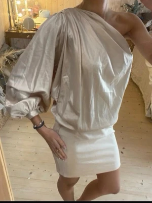 One shoulder silkes klänning  - SÅ fin cocktail klänning 