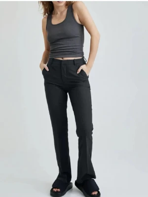 Svarta kostymbyxor bootcut - Snygga svarta kostymbyxor med bootcut-snitt. Byxorna är från BikBok. Perfekta för en clean och stilren look.