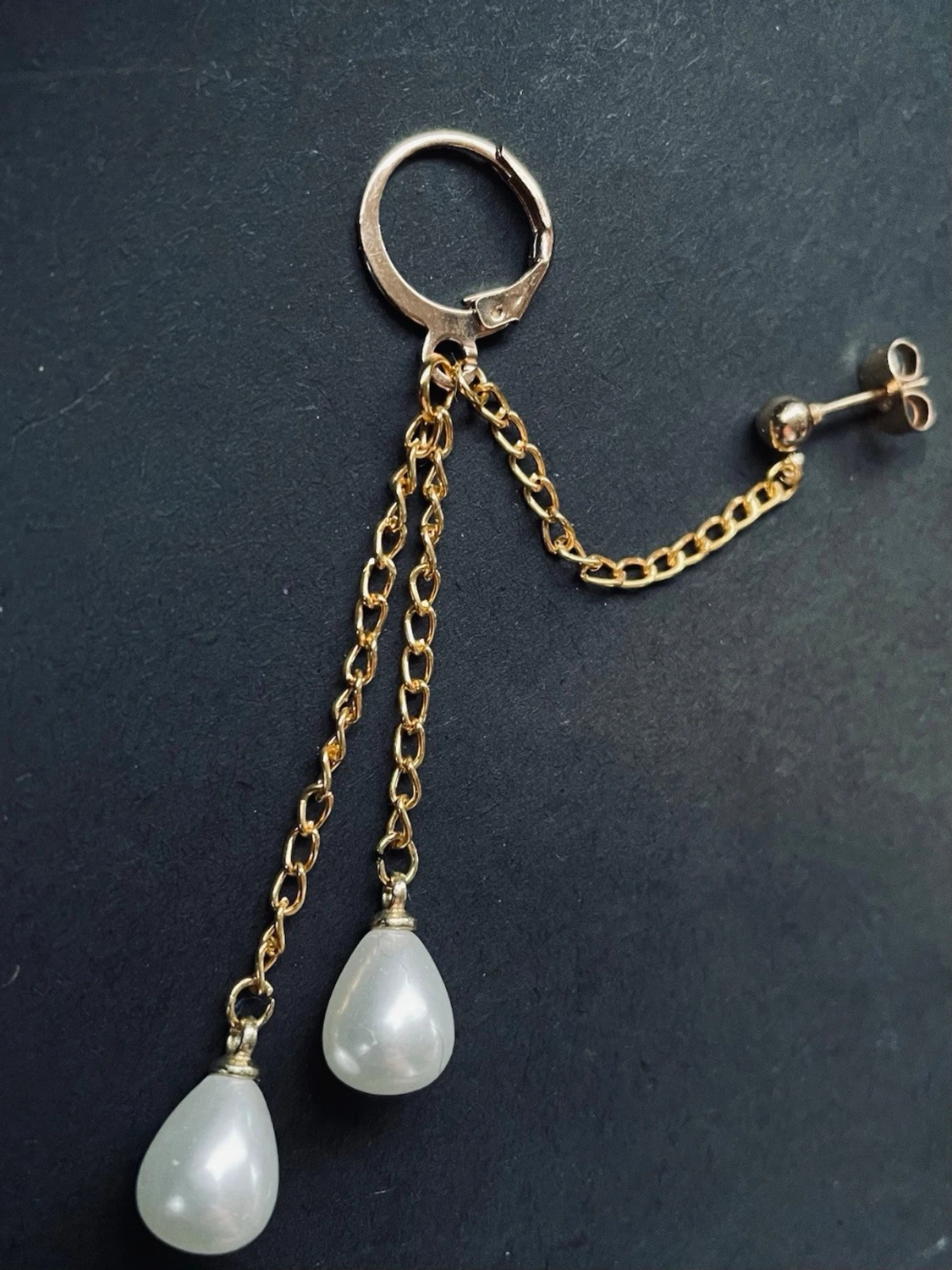 By prisförslag- 1 st dubbelörhänge med två pärlor guldigt - 1