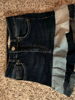 Egensydd mörkblå kjol - Säljer min egensydda kjol som inte är använd eftersom den är för liten för mig den har stretchigt tyg men är 30cm i midjan men går nog att ha om man har storlek 32