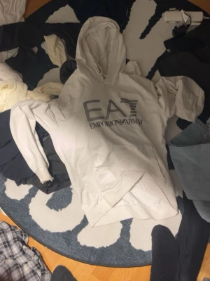 Armani hoodie  - Har haft den i ett 1 år vill sälja den nu där den passar till ljusa kläder 