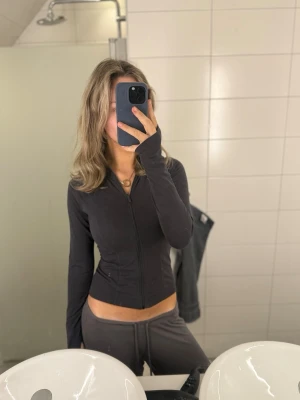 Yoga tröja  - Säljer min zip tröja från Gina tricot i storlek M. Den är knappast använd och kommer då längre inte till användning därför säljer jag den. Nyköpt för 359 kr och finns inte längre på hemsidan. Jätteskön att ha både hemma eller ute.     