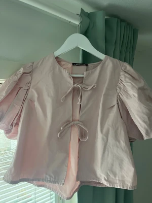 Puffärmar tröja  GinaTricot - Säljer den här söta rosa pussärmade tröjan från GinaTricot. Använd fåtal gånger och som ny!🩷