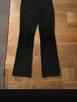 Utsvängda kostym byxor  - Utsvängda kostym byxor från bik bok 