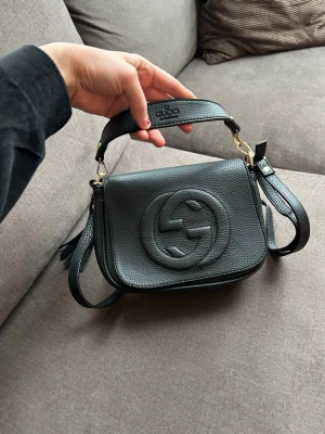 Fin väska - Tillkommer två olika handtag. En lång en kort. Ny.