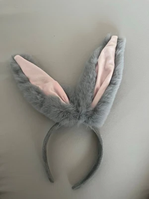 Kanin öron - Säker dessa kanin öron som är perfekt för uppklädnad under exempelvis halloween. Eller fest.