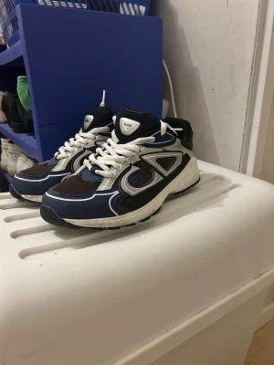 B30 skor - Säljer dessa CD b30 skor i storlek EU44, dem är sparsamt använda, köpa föra sommarn på Plick, pris kan diskuteras!! Tveka inte skriva för mer info!!!