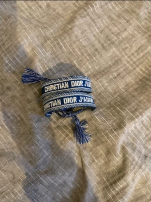 Dior armband - Tjena! 1 armband: 160kr 2 armband: 295kr. Detta fina armband med skön tyg material och det kända dior märket på har blå och vit färg kombination!  Med justerande snör liknande som kan göra så att den ser bäst ut på dig! Inga defekter eller skador. Skriv om frågor o liknande. 