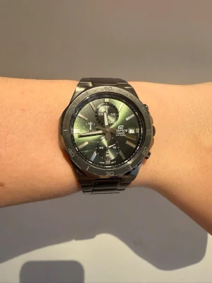 Lyxig klocka grön  - Ruggigt bra klocka märker inget fel på den alls. Det kan vara riktigt förhandlingsbart med priset. Köpt ny och vill sälja denna så de e bara att komma med priser.