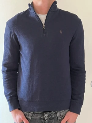 Ralph Lauren Zip - Säljer Nu Denna Snygga Ralph Lauren Zip Tröjan Då Den Nu Blivit För Liten För Mig. 🌟Den Är I Mycket Fint Skick Och Väldigt Välvårdad 🙌Tveka Inte Att Höra Av Er Vid Funderingar! 😊