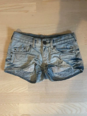 Jeansshorts - Superfina ljusblåa jeansshorts som tyvärr inte kommer till användning! 