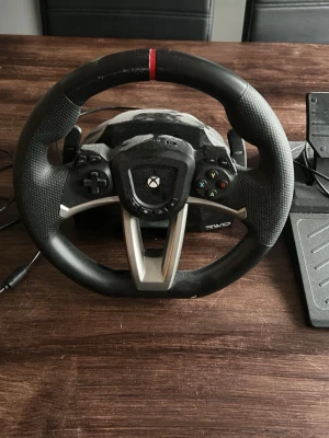 Xbox ratt o pedaler - Bra skick, knappt använda - Kommer damma om av dom så sorry för smutsig bild - Saknar saken man spänner fast raten i ett bord, jag använde dubbelhäftande tejp, funkade utmärkt