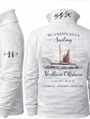 Havik troja kommer for salg! - Havik kommer for salg, sjekk ut TikTok: Havik.clothing. Skjortan har knappar framtill, hög krage och motiv med segelbåt och text på ryggen. Perfekt för dig som gillar nautisk stil och snygga detaljer.