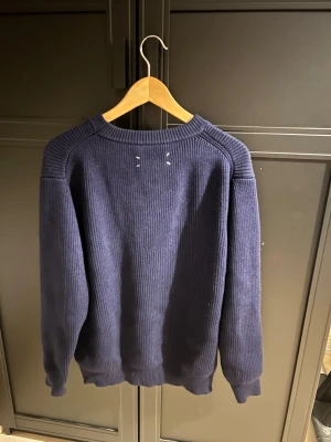 Maison margiela stickad tröja - Säljer denna feta stickade tröja från Maison margiela. 10/10 skick, helt oanvänd✅ Bara att höra av er vid frågor🙌 priset är ej hugget i sten💸