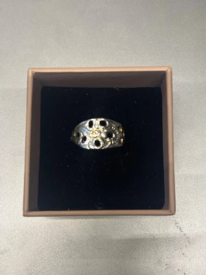 Ring i rostfritt stål - Handgjord ring i rostfritt stål, skapad av återvunna gamla bestick. Varje ring är unik med sin egen karaktär. Hållbar, slitstark och missfärgas inte.🩶