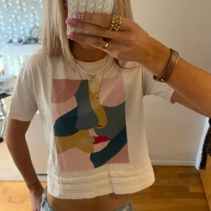 Croppad T-shirt med tryck - Storlek xs💓💓