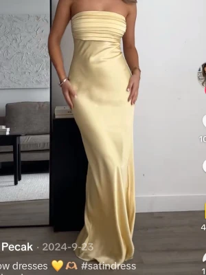 Balklänning - jag SÖKER denna balklänning från abercrombie and fitch i antingen XS tall eller S tall!! Hör gärna av dig om du kan tänka dig sälja 🥰🥰