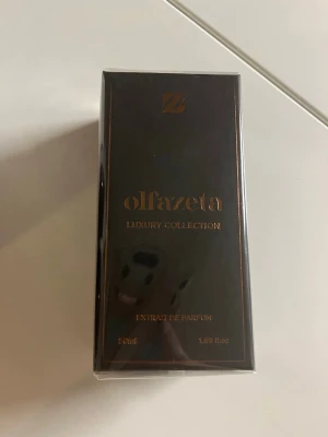 Olfazeta Luxury Extrait Parfum Baccarat rouge inspirerad  - Exklusiv Extrait de Parfum från Olfazeta Luxury Collection. Flaskan rymmer 50 ml (1,68 fl. oz) och ger en lyxig känsla. Ingredienser: Alcohol denat., parfum, limonene. Perfekt för dig som vill sticka ut med stil.