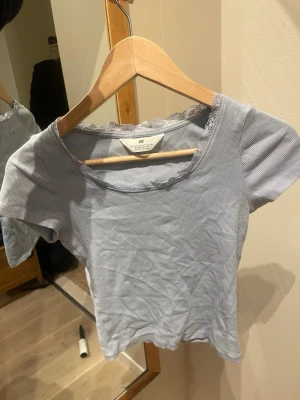 T-shirt  - Söt T-shirt med spets kant från hm i storlek 158-164