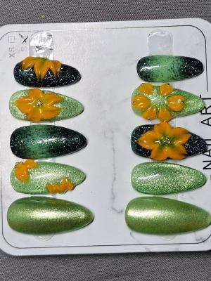 Press on naglar  - Handgjorda nagel set bra kvalitet och fina. Man får med rengöring beskrivning o de man behöver för att applicera naglarna❤️ storlek s