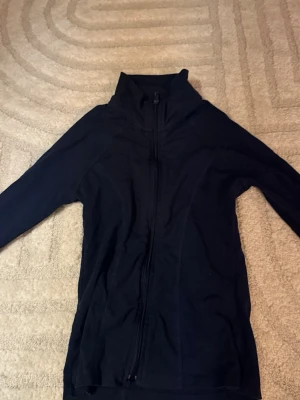 Svart zip-kofta från Gina Tricot - Säljer en marinblå zip från Gina Tricot i storlek S. Koftan har hel dragkedja framtill, hög krage och långa ärmar.💙