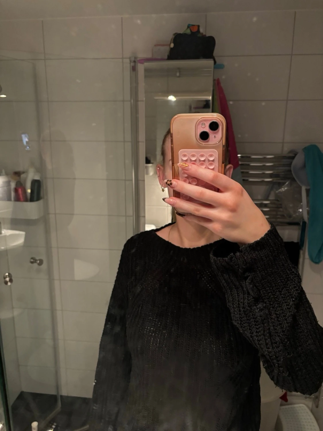 Svart stickad tröja med fransad kant - 1