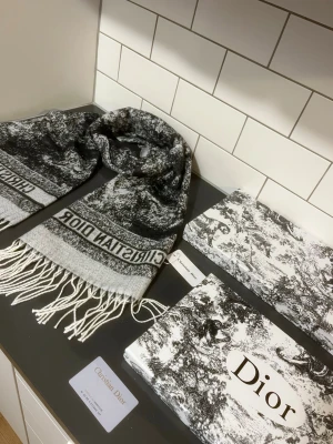 Halsduk - Supersnygg scarf helt ny och oanvänd, allt som vissa i bilden medföljer, skickas inom 24 timmar, jätte bekvämt och varmt material