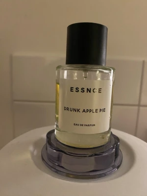 ESSNCE Drunk Apple Pie EdP - En Eau de Parfum med lekfull och unik känsla. Perfekt för dig som vill sticka ut och testa något annorlunda. Flaskans design är stilren och modern. Inga ingredienser eller volym syns på bilderna. Mängd i flaskan enl bild