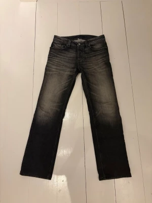 Gråa Diesel Larkee  - Gråa Diesel Larkee 29x32 i perfekt skick.