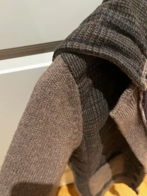 BOB cardigan med luva o broderade knappar - Säljer denna cardigan från BoB som är i toppen skick, nypris ligger runt 3000-4000, storlek xs. Säljer för endast 1299.