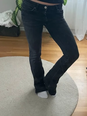 Svarta Zara jeans - Säljer dessa svarta Zara jeans i storlek 32