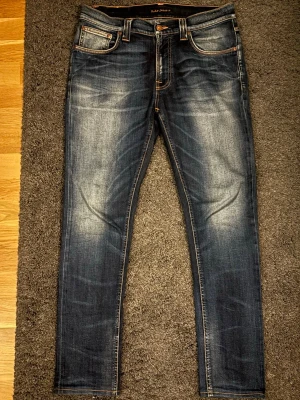 Nudie Lean Dean  - Sällsynt Lean Dean i Peel Blue - en tvätt som syns sällan. Mycket sparsamt använd och i toppskick, ett par jeans som sticker ut direkt!  👖Passform: Slim straight 📏Mått: A: 43 cm, B: 73 cm, C: 105 cm ✅ Skick 9,5/10, minimalt slitage, använd fåtal gånger.  🧵Modell: Lean Dean Peel Blue 📐Passar om du är mellan 182-187cm ungefär (kolla måtten ovan!!) ✨ Sällsynt tvätt med unika detaljer!  🧍‍♂️ Modell: 187 cm, 79 kg (Sitter precis) (dragit ner jeansen lite på bilden).  ‼️Skickar samma dag/dagen efter‼️
