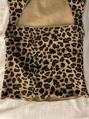 Leopardmönstrad tubtopp från Zara - Säljer en leopardmönstrad tubtopp från Zara i bra skicka den sitter tajt, är öppen för prisförslag 🥰🤍🤍🤍