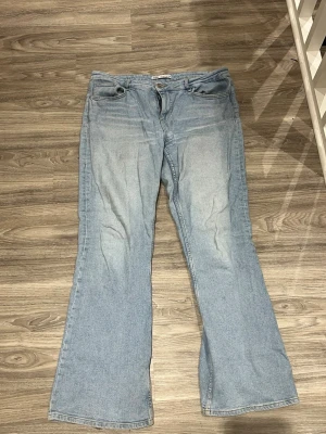 Ljusblå bootcut jeans från ZARA - Ljusblå jeans från ZARA med klassisk femficksmodell och bootcut-ben. Jeansen har en något utsvängd passform nedtill och är tillverkade i mjukt denimtyg. Perfekta för dig som gillar en retroinspirerad look.