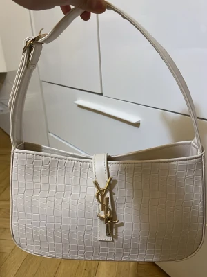 Beige väska  - helt ny oanvänd .skriv för fler bilder 