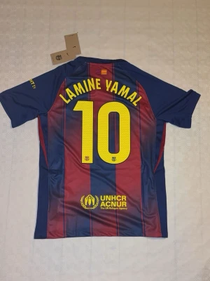LAMINE YAMAL BARÇA HOME KIT 25/26 - Aldrig använd barcelona tröja med LAMINE YAMAL PÅ.