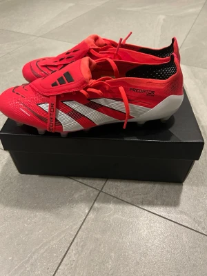 Adidas Predator Elite  - Säljer ett par Adidas Predator fotbollsskor, helt oanvända så de är i perfekt skick, dobbarna är konstruerade för att fungera på både gräs och konstgräs.