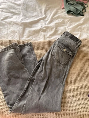 Grå jeansbyxor från 157 - Säljer ett par grå jeansbyxor från 157 med klassisk femficksdesign och raka ben. Jeansen har normal passform och är tillverkade i mjukt bomullsmaterial. Perfekta till en avslappnad look och funkar året runt.