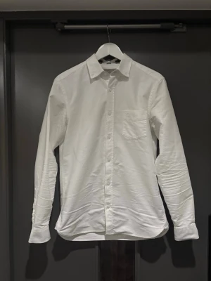 Vit skjorta från Burberry - Tjena! Säljer en klassisk vit skjorta från Burberry med bröstficka. Skick: 9/10. Pris: 649. Bara att fråga om det är något!