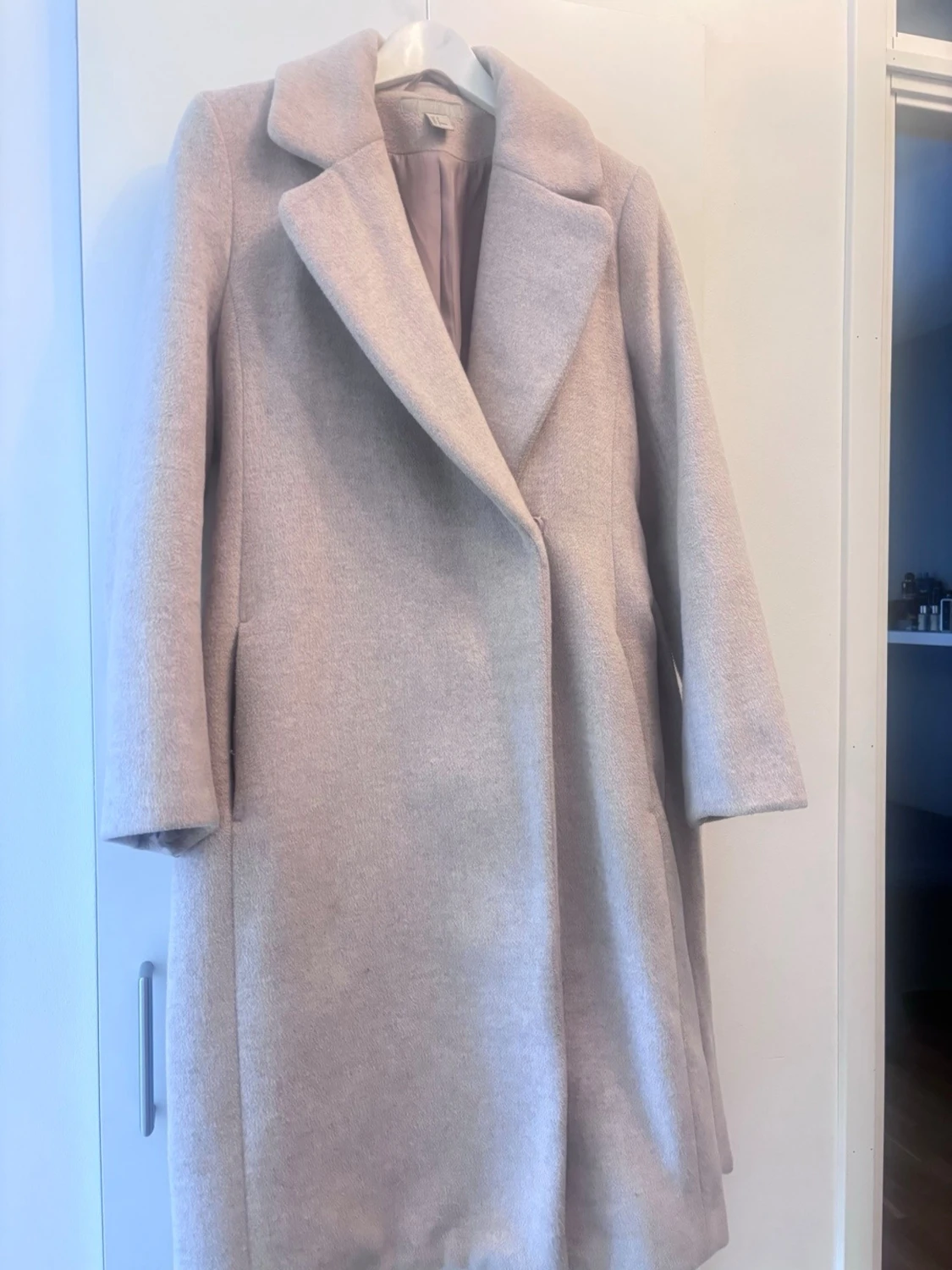 Beige kappa från H&M med bälte - 3