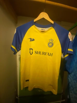 Al nassr tröja Ronaldo - Tja, säljer nu denna fotbolls tröjan från al nassr med Ronaldo på ryggen. Hör av dig vid frågor!