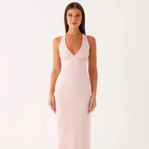 Oanvänd vacker balklänning från Peppermayo - En rosa klänning från peppermayo som passar perfekt till bal, bröllop eller annan festlighet. Prislappen sitter kvar. Säljer pga köpt för stor storlek. Klänningen är lång samt mer rosa än på bilderna. Pris på hemsidan 910 kronor + tull. Skriv privat för fler bilder! 