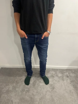 Levi's Jeans - Säljer ett par klassiska Levi's 512 slim taper jeans i mörkblå tvätt. Modellen är slim fit med normal midja och raka ben. Jeansen har fem fickor, snygga kontrastsömmar och är tillverkade i slitstarkt bomullsjeansmaterial. Perfekta till vardagslooken. W29 L30