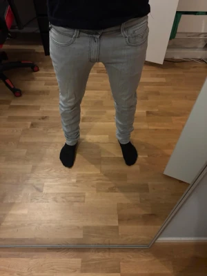 Replay Anbass ljusgrå slim jeans 32/32 - Säljer ett par Replay Anbass slim fit jeans i ljusgrå tvätt. Klassisk femficksmodell med snygga detaljer och Replay-logga på bakfickan. Jeansen har normal midja och är tillverkade i mjukt jeansmaterial som sitter riktigt bra.