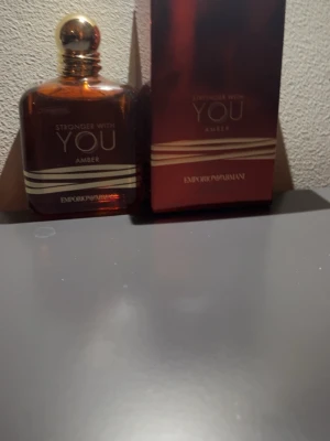 Stronger With You Amber parfym sample 3ml - Upptäck Emporio Armani Stronger With You Amber – en elegant parfym med modern känsla. Snygg design och exklusiv look gör den till ett perfekt val för dig som vill sticka ut.