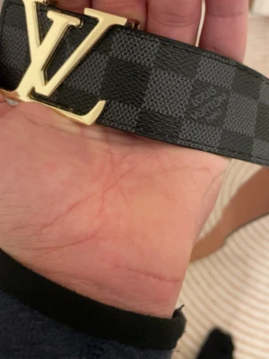 Svart och brun lv  - Den är jätte fin passar alla och passar med alt man har på sig, ifall ni är intresserade och vill ha mer bilder skriv privat